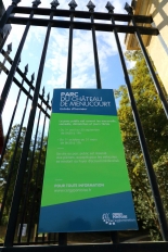 Menucourt - panneau d'entrée du parc sur la grille avec les horaires d'ouverture