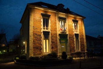 Mairie de Menucourt la nuit avec façade éclairée