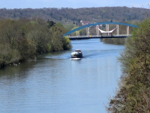 Péniche qui remonte l'Oise entre Neuville et Jouy-le-Moutier avec le pont qui rejoint les 2 communes en arrière-plan