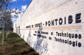 Façade du pôle universitaire de Neuville avec la mention "Université de Cergy-Pontoise - Pôle des Sciences et Techniques - Institut Universitaire de Technologie"