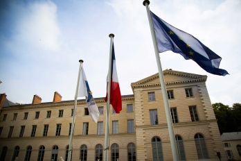 Drapeaux européen, français et blason d'Osny qui flottent devant le Château de Grouchy