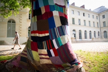 Tronc d'arbre recouvert de rectangles de tricot cousus au Château de Grouchy