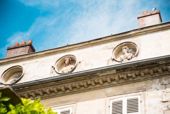 Façade sculptée d'une maison dans le Centre ancien de Pontoise avec 3 bustes incrustés dans le fronton