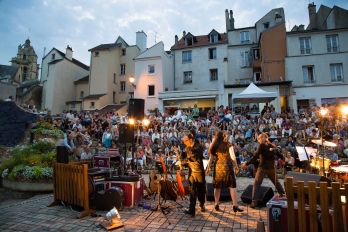 Concert de musique soir d'été place des moineaux, escaliers remplis de monde