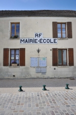 Façade de la mairie de Puiseux-Pontoise avec la mention "RF Mairie-école"