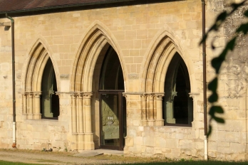 Porte et deux fenêtres de l'abbaye de Maubuisson