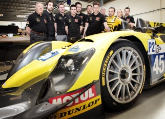  équipe d'Ibanez Racing, écurie automobile située à Saint-Ouen l'Aumône, devant une voiture de course jaune