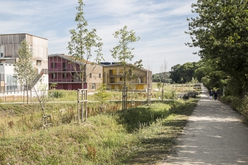 Vue des premiers logements de la Pièce d'Alçon