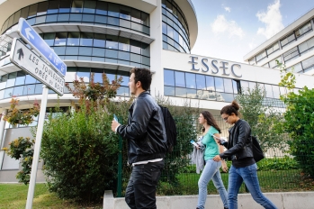 étudiants dans la rue qui passent devant l'ESSEC (École supérieure des sciences économiques et commerciales) à Cergy