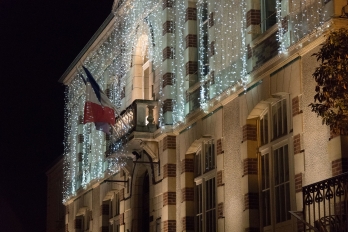 Façade de l'Hôtel de Ville de Jouy-le-Moutier avec illuminations de Noël