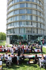 Stands d'associations étudiantes devant la Maison des étudiants de l'Université de Cergy-Pontoise