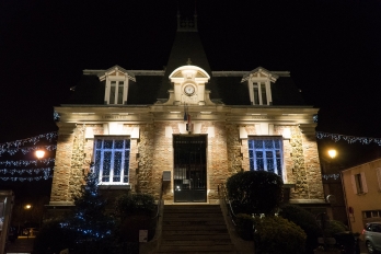 Mairie de Maurecourt vue de face, éclairée, la nuit