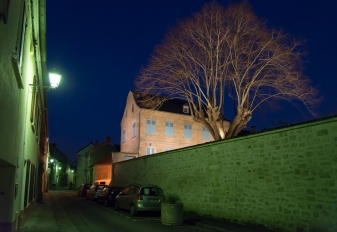 Maison Bernardin de Saint-Pierre à Eragny, vue de la rue en contre-bas, éclairée, de nuit