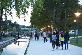 Promeneurs dans le parc François Mitterrand - © CACP Laurent Defrocourt