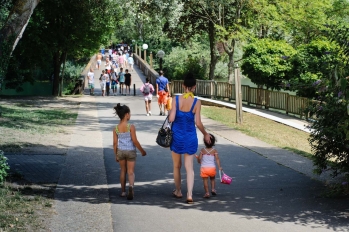 Maman et ses deux filles qui marchent en direction de la plage