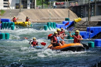 Groupe qui effectue du rafting dans le stade d'eau vive de l'Île de loisirs de Cergy-Pontoise