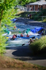 Groupe qui fait du canoë-kayak sur le stade d'eau vive de l'Île de loisirs de Cegry-Pontoise