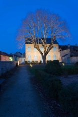 Eragny - Maison Bernardin de Saint-Pierre éclairée de nuit, façade vue depuis le jardin