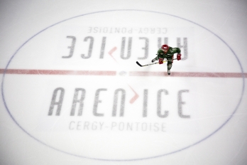Hockeyeur sur la glace avec impression du logo d'Aren'Ice dans la glace