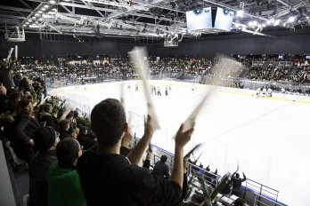 Grande patinoire d'Aren'Ice pendant un matche de hockey