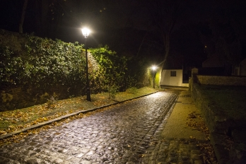 La rue de l'église de nuit à Boisemont, éclairage public