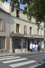 jouy-le-Moutier - Bistrot du théâtre avec la statue de Saint-Vincent, vue de la façade depuis la rue