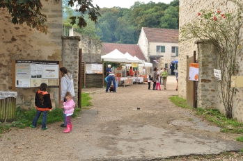 Entrée de la ferme pédagogique d'Ecancourt à Jouy-le-Moutier