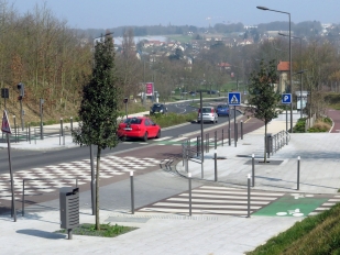 Boulevard d'Ecancourt à Jouy-le-Moutier, vue en direction du rond-point de la Croix Saint-Jacques