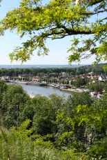 Maurecourt - Vue sur la vallée de l'Oise et la rive à travers la verdure