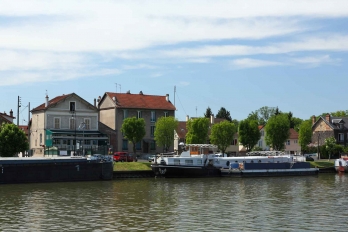 Maurecourt - Vue sur les berges de Maurecourt avec des péniches amarrées