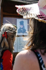 2 femmes qui lisent un panneau d'information sur Berthe Morisot à Maurecourt