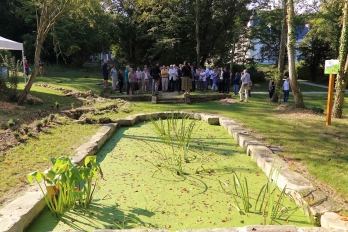 Mare dans le parc du château de Menucourt avec groupe de visiteurs