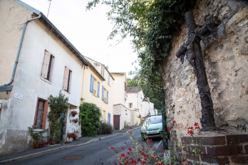 Menucourt - Rue du village avec calvaire