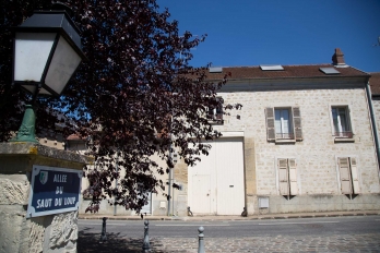 Rue du centre de Neuville-sur-Oise avec panneau de rue "Allée du Saut du loup"