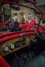 Tableau de bord d'une ancienne voiture de pompiers dans le musée départemental des sapeurs pompiers à Osny