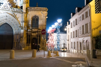 Tournage d'un film Rue de l'Hôtel de Ville de nuit avec des rampes de projecteurs avec la cathédrale Saint-Maclou à gauche