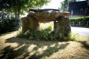 Dolmen dans un parterre de fleurs