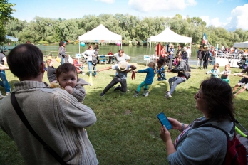 Jeu du tir à la corde et spectateurs