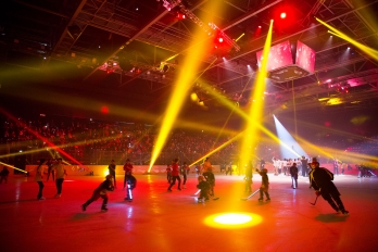 Patinoire d'Aren'Ice avec éclairages et des patineurs 