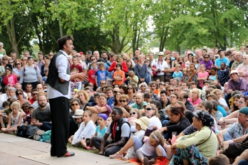 Spectacle en plein air pendant le festival Cergy Soit'