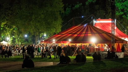 Chapiteaux éclairés de nuit pendant le festival Cergy Soit'