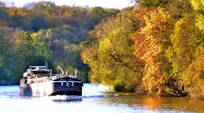 Péniche sur l'Oise en automne