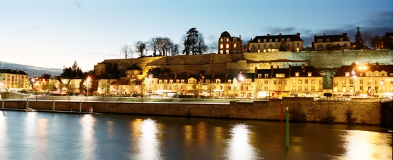 Vue panoramique sur les remparts de Pontoise à la nuit tombée