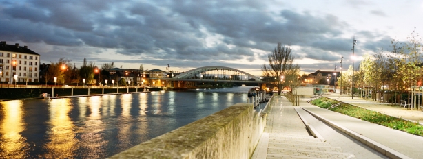 Vue panoramique sur les quais de Pontoise à la nuit tombante