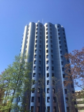 La Tour bleue à Cergy sur fond de ciel bleu, après rénovation