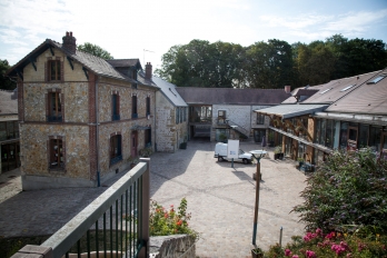 Cour de la Cour des arts à Vauréal