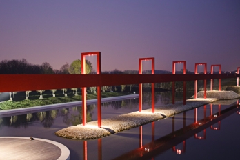 Passerelle rouge de l'axe majeur éclairée la nuit