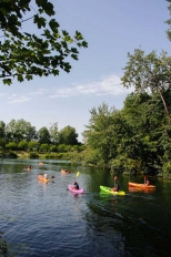 Groupe de kayakistes sur l'eau à l'Île de loisirs de Cergy-Pontoise