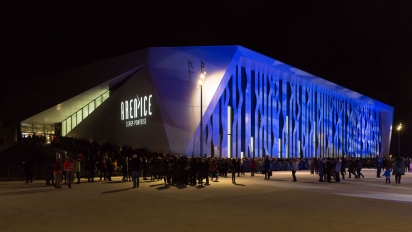 Aren'Ice, vue extérieure de nuit avec bâtiment éclairé