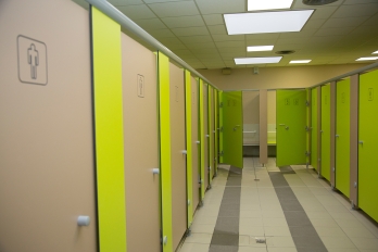 Les vestiaires de la piscine de l'Axe majeur à Cergy